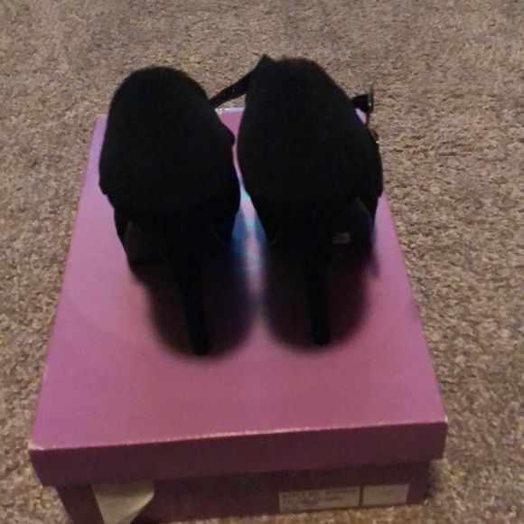 Black heels - Picture 2 of 3